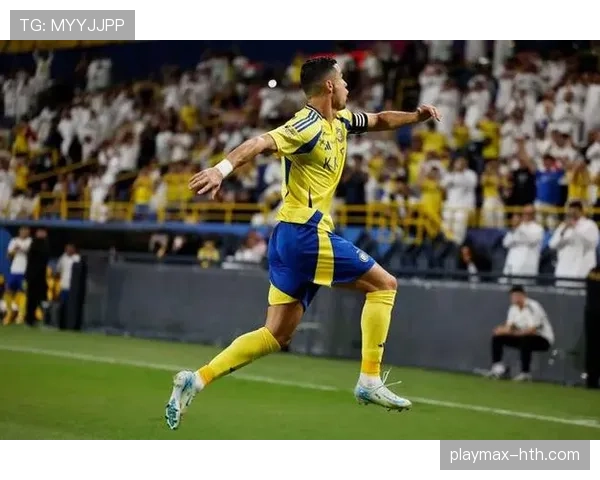 东亚杯最佳射手荣膺金靴，球队剑指冠军引关注