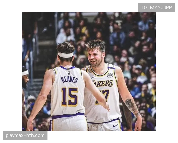 东契奇连换两套椅子坐着看球,场上场下判若两人啊!