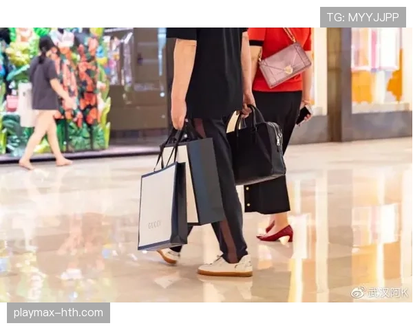 张帅下机场那会儿，周围人都盯着她手里的包看——随手一提像是在展示富豪标签